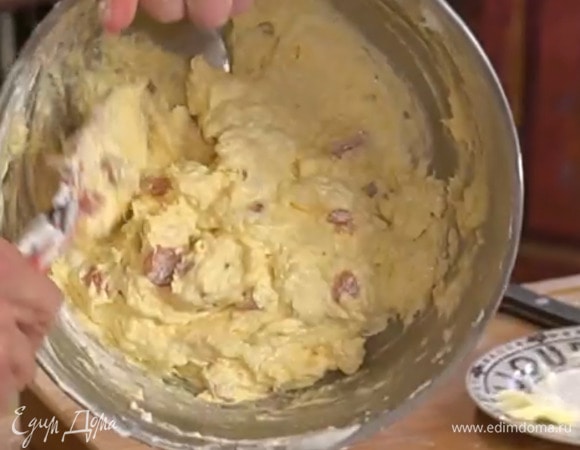 Курагу, слив алкоголь, просушить бумажным полотенцем, обвалять в оставшейся муке и вмешать в тесто.