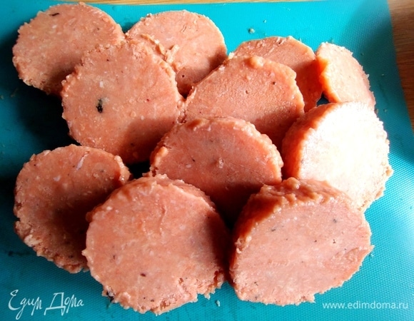 У нас продается лососевый фарш в тюбиках по 1 кг. Достать, не до конца разморозить, иначе потребуется много муки. Разрезать на шайбы, 12 шт.