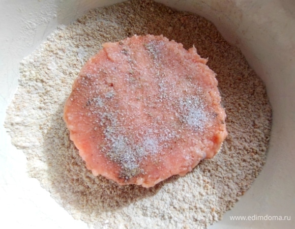Каждую порцию обвалять в сухарях пополам с мукой, посолить, поперчить.