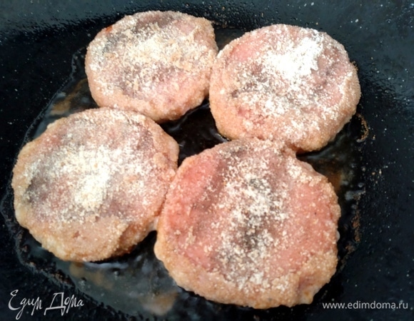 Перенести в сковороду с разогретым маслом.