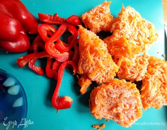 Натереть морковь (мы делаем эту заготовку через электромясорубку сразу много и замораживаем пластами в пакетах).