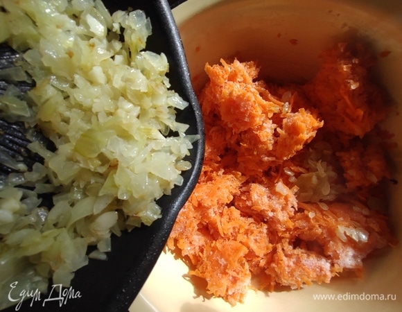 Обжарить лук и чеснок, отправить к морковке.