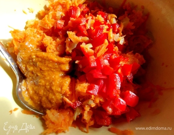 Добавить нарезанную паприку и 4 ст. л. домашней кабачковой икры.