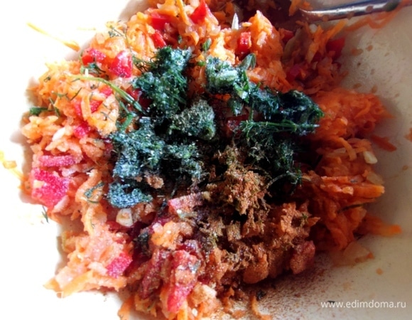 Всыпать специи и укроп из заморозки.