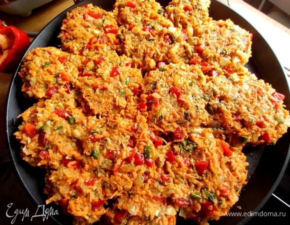 Нанести овощи на котлеты.