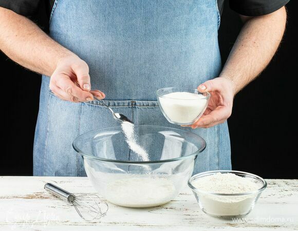 Добавьте 1 ч. л. сахара, 30 г муки и перемешайте. Накройте кухонным полотенцем и уберите в теплое место на 40 минут. За это время должна образоваться «шапочка».