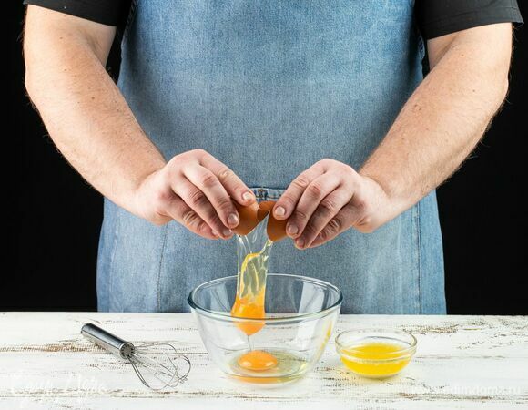 Разбейте яйца в отдельную миску и взбейте венчиком, растопите сливочное масло.