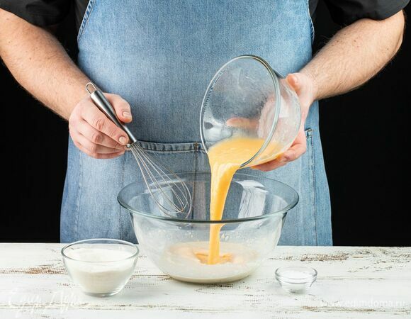 Влейте в опару смесь из сливочного масла и яиц, аккуратно перемешайте, всыпьте остальной сахар и соль.