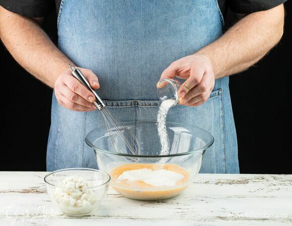 Добавьте ванилин, перемешайте, а затем введите рикотту.