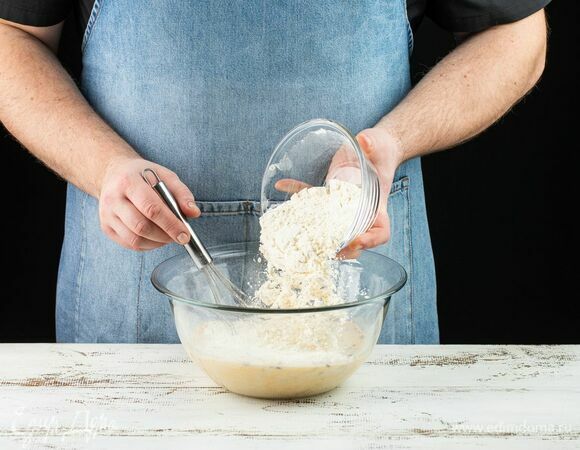 Снова перемешайте и добавьте оставшиеся 300 г муки. Вымешайте мягкое, немного липкое тесто, положите его в чистую сухую емкость, накройте полотенцем и оставьте на 1,5 часа.