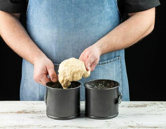 Обомните тесто и разложите по формам, заполняя их на ⅓. Уберите на 40 минут в теплое место. Тесто должно слегка подняться над формами.<br />
<br />
Отправьте заготовки в заранее разогретую духовку и выпекайте при температуре 170°C 40 минут. Проверьте готовность деревянной палочкой, она должна выходить сухой. Остудите куличи.