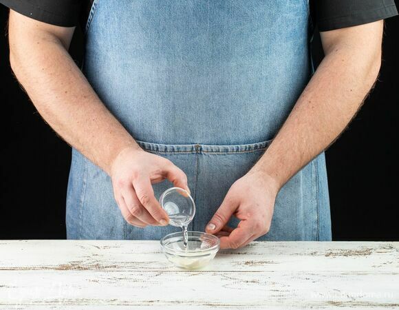 Приготовьте глазурь: 1 ч. л. желатина залейте 2 ст. л. воды и оставьте для набухания.