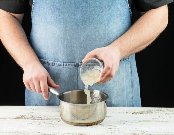 Постоянно помешивая, дождитесь полного растворения сахара, но не доводите до кипения. Как только сахар растворился, снимите емкость с огня и добавьте в сироп набухший желатин.