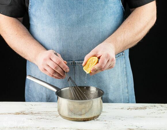 Взбейте в течение 5–7 минут до желаемой густоты, в процессе добавьте 1 ч. л. лимонного сока.