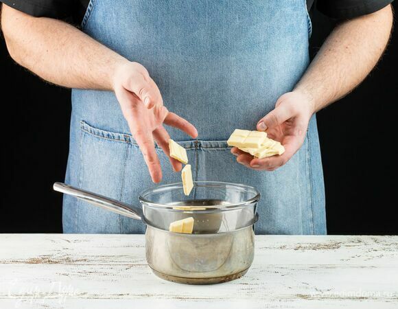 Начните с приготовления глазури: растопите на водяной бане белый шоколад.