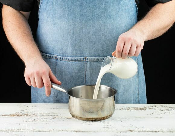 Отмерьте 100 мл сливок и перелейте в небольшую кастрюлю.