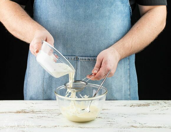 Доведите до кипения и через сито влейте смесь к шоколаду. Тщательно перемешайте.