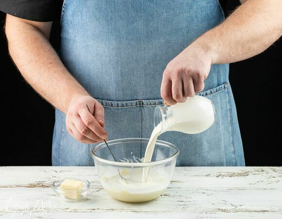 Добавьте мягкое сливочное масло и оставшиеся холодные сливки, перемешайте.