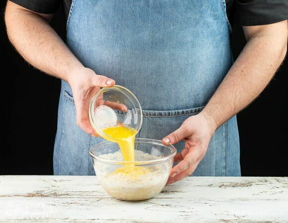 Растопите сливочное масло. Вмешайте его в тесто, подливая небольшими порциями. Тесто должно получиться очень мягким, однородным и послушным. Накройте его влажным кухонным полотенцем и уберите в теплое место на 1,5 часа. 