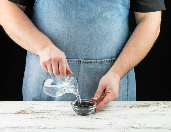 Залейте изюм горячей водой, оставьте на 10–15 минут. Затем слейте воду и обсушите изюм на бумажном полотенце.