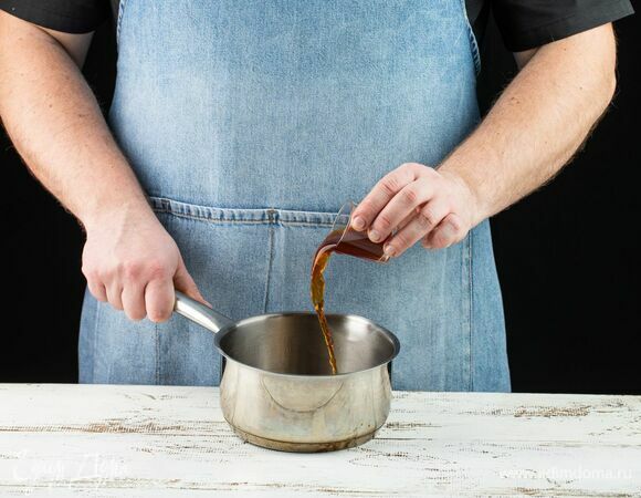 Приготовьте пропитку: смешайте в сотейнике сахар и воду, поставьте на огонь и, постоянно помешивания, варите до растворения сахара. Доведите до кипения, варите 2 минуты и снимите с плиты. После остывания влейте ром и перемешайте.