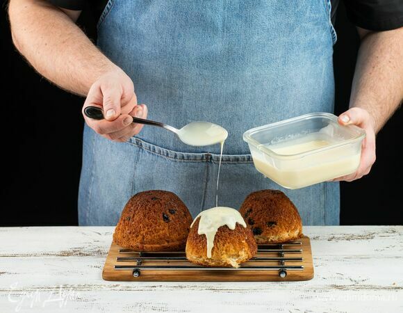 Покройте ромовые бабы глазурью и украсьте лавандой «Фиолетовый сон».