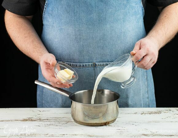 Подогрейте молоко в сотейнике, положите в него сливочное масло.