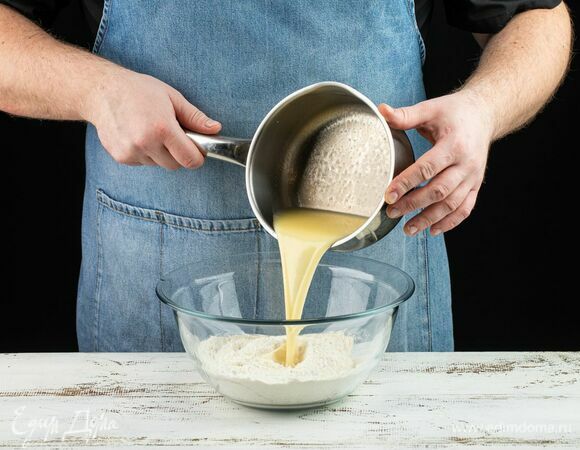 Соедините в глубокой емкости просеянную муку, соль, сахар и дрожжи. Влейте жидкую смесь.<br />
<br />
Вымешайте тесто, для этого потребуется 10–12 минут. Накройте полотенцем и уберите в теплое место на 1 час.