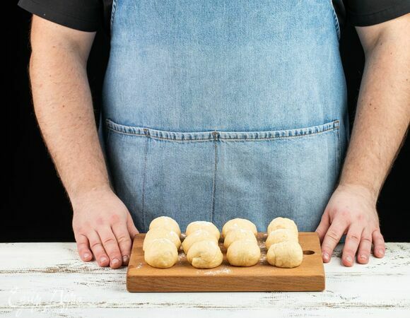 Разделите поднявшееся тесто на 12 частей.