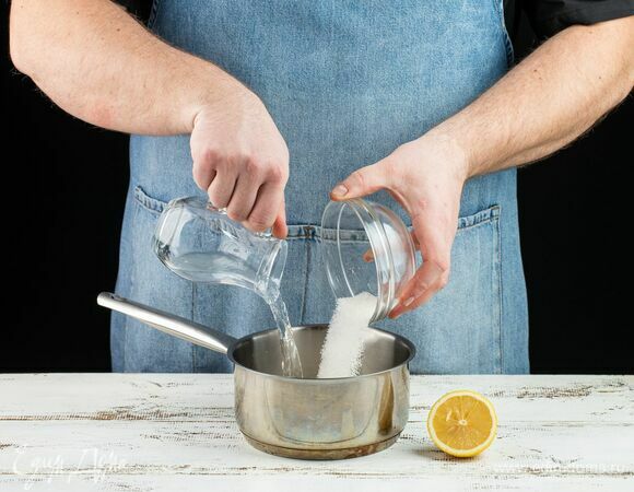 Для сиропа добавьте в сотейник сахар, воду и лимонный сок. Помешивая, доведите до кипения, после чего остудите.