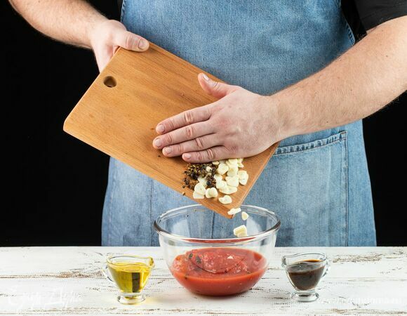 Подготовьте маринад для кролика: смешайте оливковое масло с вустерширским соусом, консервированными томатами, добавьте измельченный чеснок и раздавленные ягоды можжевельника.<br />
<br />
Если можжевельника нет, для получения терпкого вкусового оттенка можно добавить тмин, розмарин или кардамон.