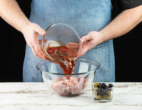 Переложите мясо в маринад. Добавьте маслины и оливки. Оставьте на 5 часов для маринования.