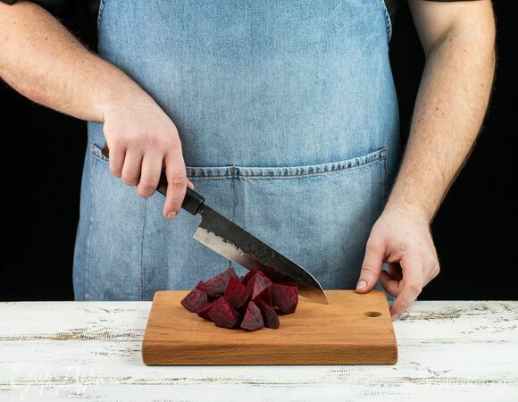 Отварите свеклу до готовности, очистите и нарежьте крупными кусочками.