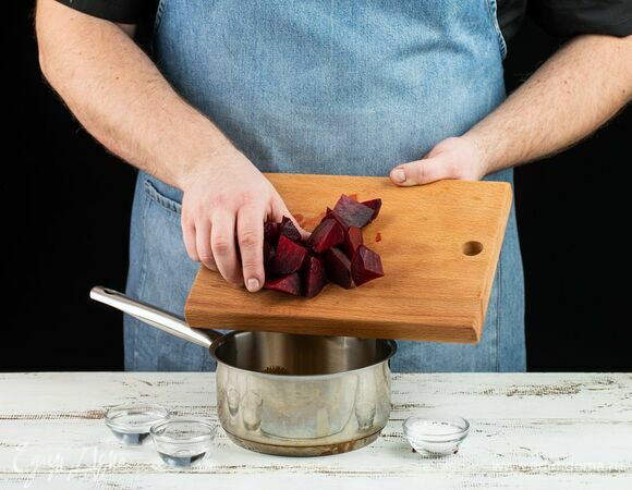 Влейте уксус, добавьте щепотку соли и 2 ст. л. воды. Положите в карамель свеклу, перемешайте и прогрейте.