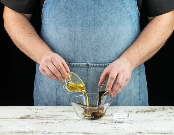 Приготовьте заправку. В отдельной емкости соедините оливковое масло и бальзамический уксус, добавьте щепотку соли.