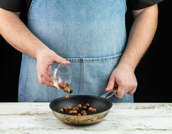 Орехи подсушите на сковороде.