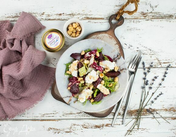 Выложите в салатник зелень, сверху — кусочки карамелизированной свеклы, кусочки сыра и фундук, полейте заправкой. Приятного аппетита!