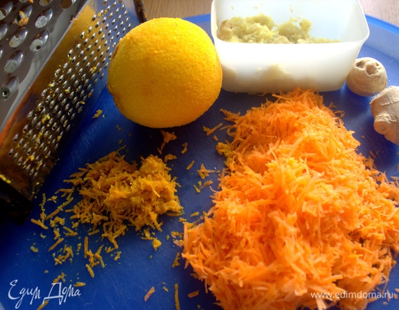Натереть морковь, цедру апельсина и имбирь.