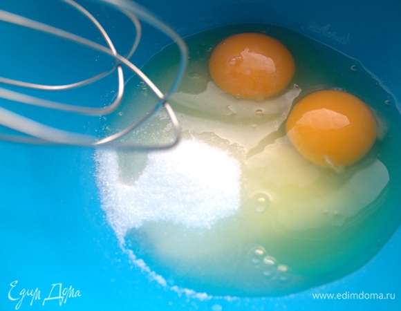 Яйца взбить с сахаром и ванильным сахаром.