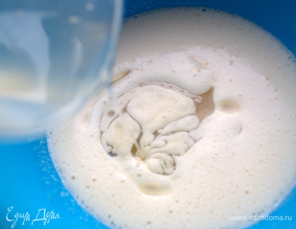 Затем влить растительное масло.