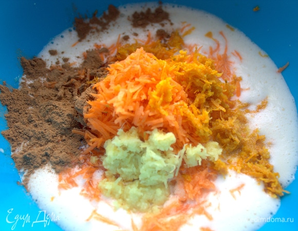 Добавить морковь, имбирь, цедру и корицу.