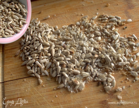 Семечки заранее обжарить и частично раздавить.
