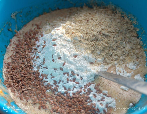 Высыпать лен и семечки в муку с разрыхлителем и солью.