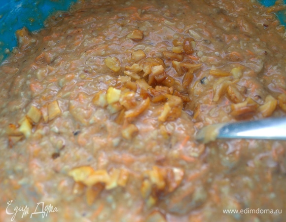 Смешать тесто с 1–2 ч. л. цидонии.