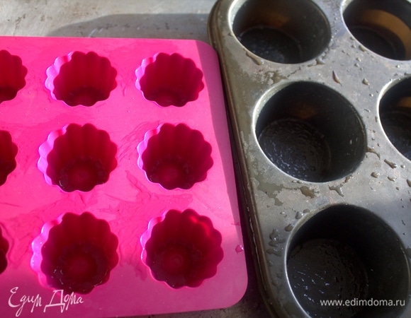 Подготовить силиконовую форму и смочить ее водой.