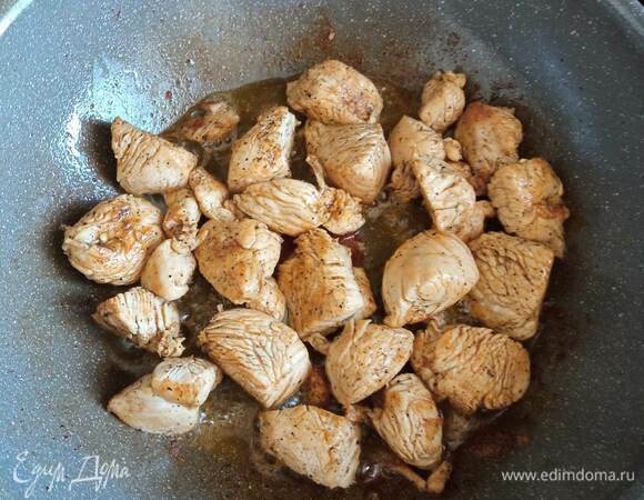 Филе идейки промываем, обсушиваем бумажным полотенцем, режем на небольшие кусочки и обжариваем в разогретой сковороде на растительном масле до корочки. Вынимаем на тарелку.