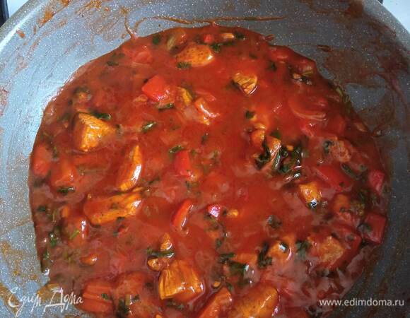 В сковороду с овощами возвращаем индейку, накрываем крышкой после закипания и тушим до готовности мяса минут 10 на слабом огне. Если нужно, добавляем немного горячей воды. Солим и перчим по вкусу. Разводим крахмал водой. Добавляем в сковороду, перемешиваем, добавляем сливки и мелко рубленую петрушку. Все прогреваем, постоянно помешивая. Когда соус загустеет, блюдо готово.