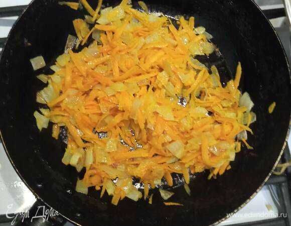 Мелко шинкуем лук, морковь трем на крупной терке. Обжариваем на растительном масле минут 10.