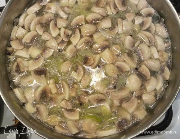 Капусту мелко шинкуем, картофель режем кубиком или брусочком. Примерно через час после закипания бульона вынимаем курицу, даем ей чуть остыть. В кастрюлю закладываем капусту, а через 5–7 минут картофель с укропом. Шампиньоны чистим и режем на пластинки, после чего закидываем в суп. Когда картофель почти сварился, добавляем нарезанное на мелкие кусочки мясо курицы. Солим по вкусу и добавляем лавровый лист.