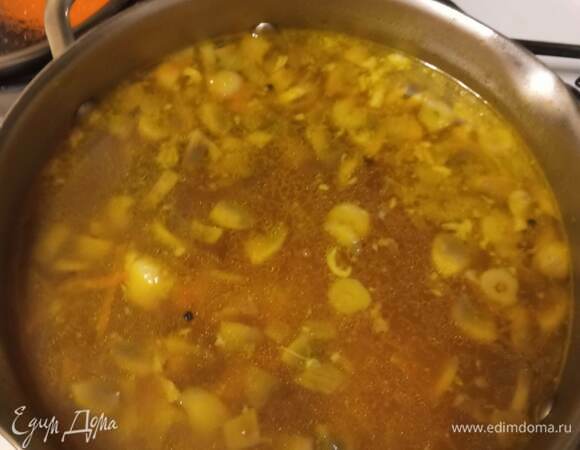 Самое время добавить квас: если у вас он домашний, просто вылейте его в кастрюлю. Если покупной, советую его сначала прокипятить отдельно, чтобы избавиться от газа, после чего добавить квас в кастрюлю. Теперь нужно подкислить суп. В покупном квасе довольно много сахара, поэтому лимонного сока нужно больше — регулируйте его на свой вкус. Суп должен быть немного кисловатым, поэтому у меня ушло примерно 2 ст. л. сока.